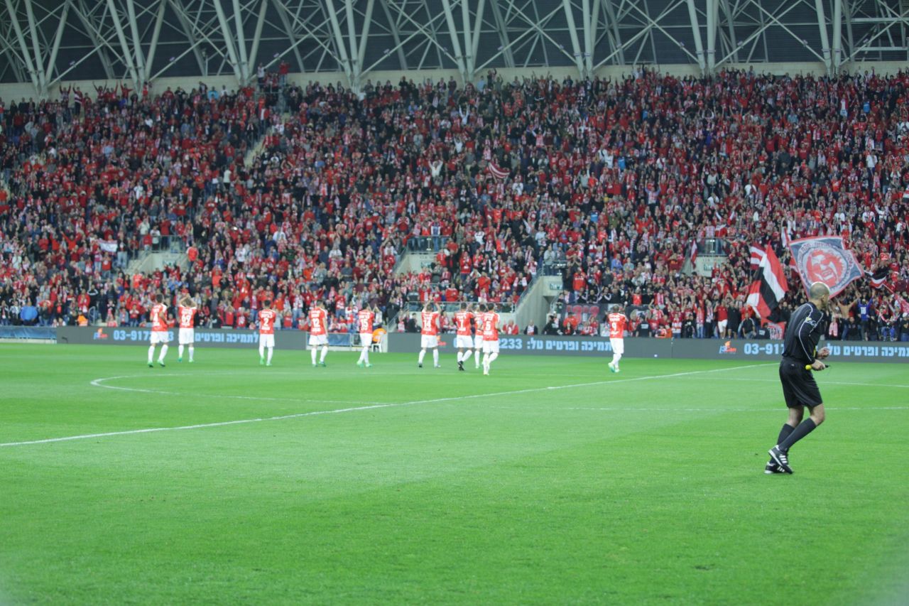 יציע שלם באדום. אוהדי באר שבע השתלטו על המושבה (צילום: אסף חיימוביץ')